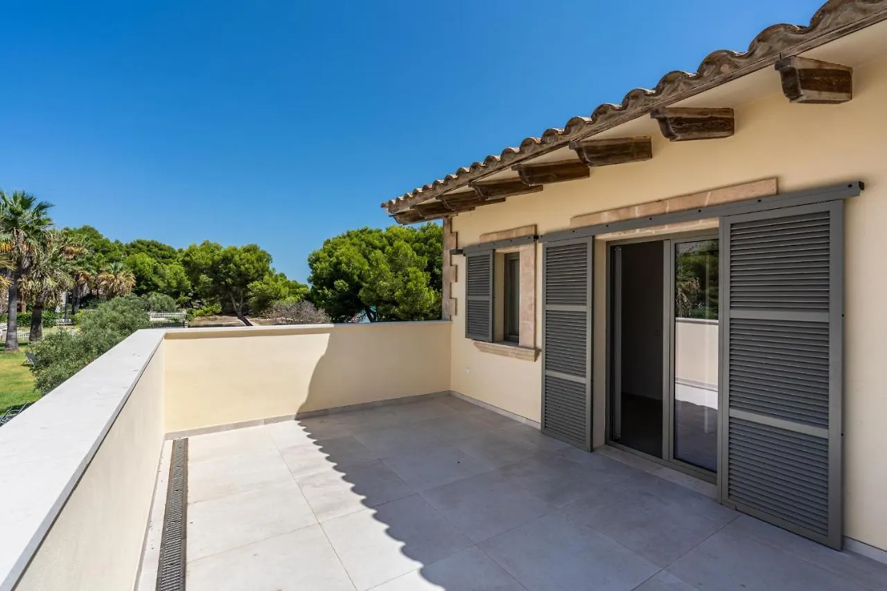 M4R 1 Villa Laura Front Line Beach House